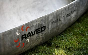 Logo partnera Dílny 2.0 — Raveo s.r.o. na betonové kánoi