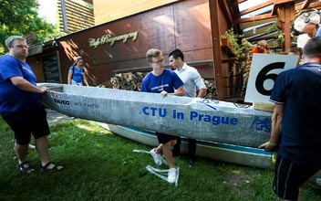 Transport kánoe na soutěži betonových kánoí v Maďarsku (Betonkenu Kupa 21.06.2019)