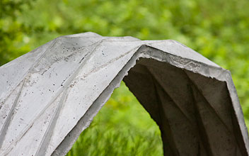 Detail betonové origami konstrukce